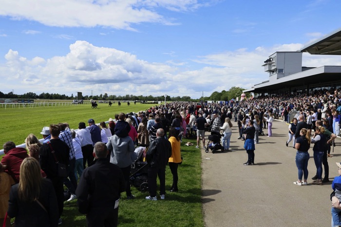 Huntingdon Racecourse crowds